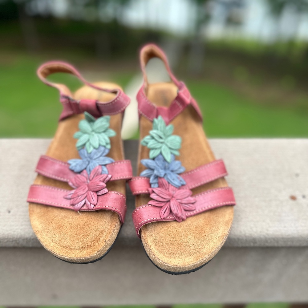 Taos sandals with flower accent